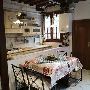 https://la-corte-venice.hotelinveneto.com